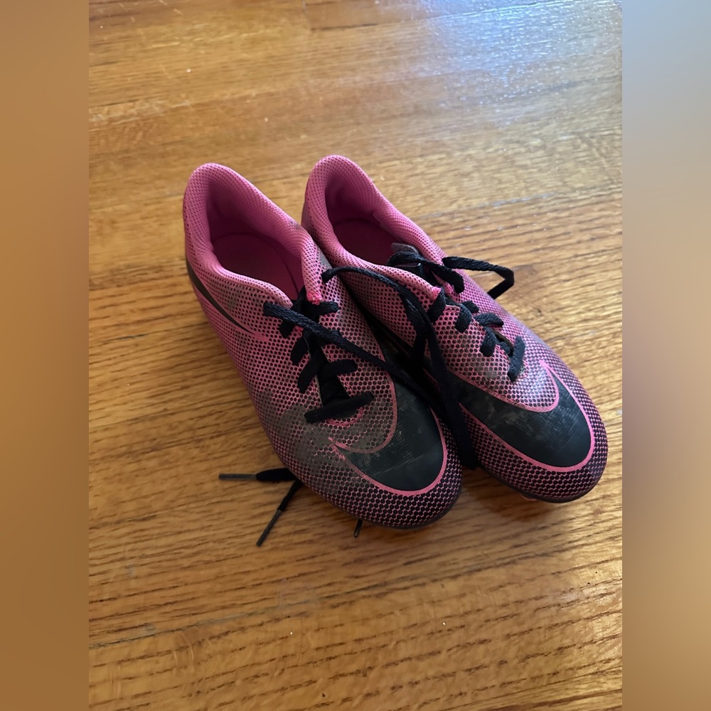 Nike Youth Pink Bravata ll FG Soccer Cleats size 1Y